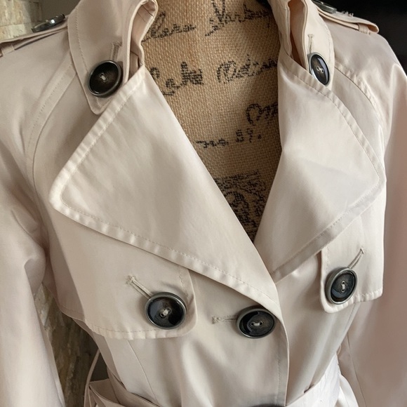 green with envy light tan/creamy beige trench coat with belt Size M - Picture 3 of 12